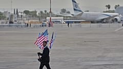 عنصر أمن إسرائيلي يراقب مدرج مطار بن غوريون قرب تل أبيب، قبيل مراسم استقبال الرئيس الأمريكي دونالد ترامب، في 13 أكتوبر 2025.