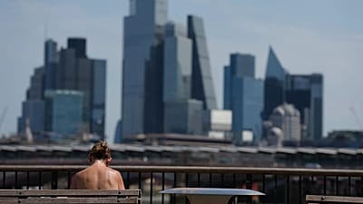 Une femme prend un bain de soleil à Londres.