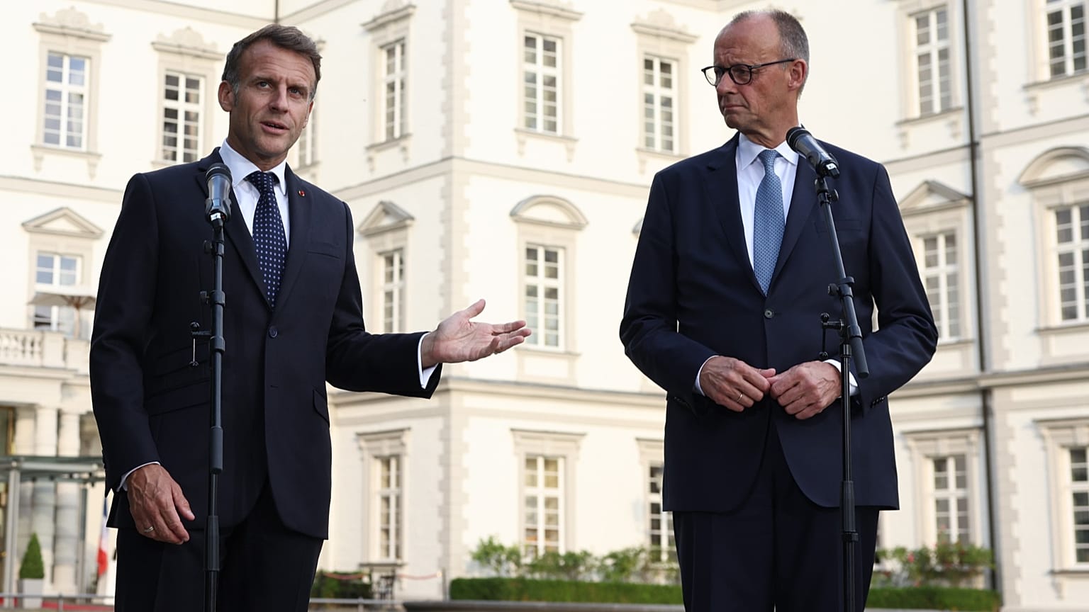 Emmanuel Macron et Friedrich Merz à Bergisch Gladbach, Allemagne, le 16 juillet 2026.