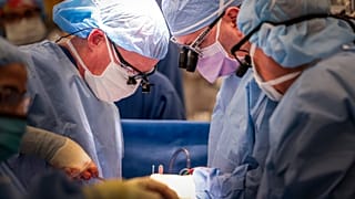 أطباء يجرون عملية زرع قلب لطفل