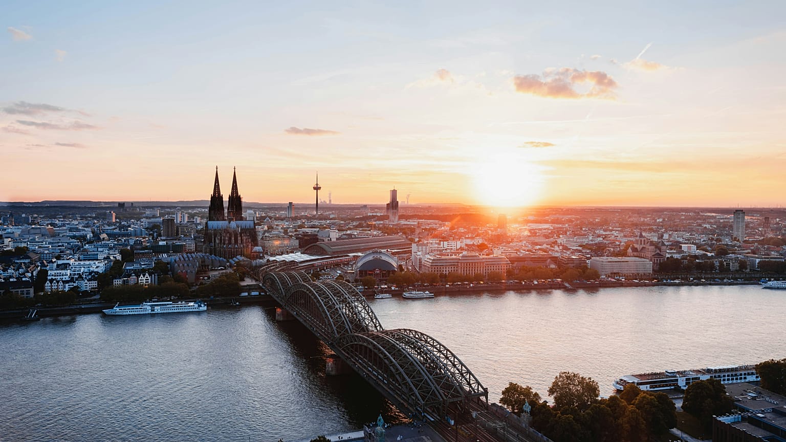 Londra-Köln arasında başlayacak yeni direkt tren seferleri, mevcut yolculuk süresini en fazla iki saat kısaltacak.