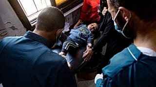 يعالج المسعفون طفلاً تم تشخيص إصابته بالكوليرا في مستشفى بدير الزور بسوريا، الخميس 29 سبتمبر 2022.