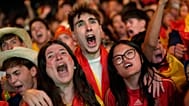 Los aficionados celebran en el centro de Madrid después de que España marcara su segundo gol durante la semifinal del Mundial contra Francia en Arlington, el 14 de julio.