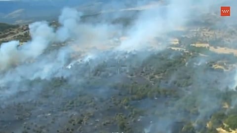 Un incendio en la Sierra de Madrid obliga a confinar dos localidades y a cortar la A-1