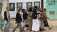 أنصار الحوثيين يسيرون أمام ملصقات لبعض كبار العلماء الإيرانيين الذين قتلوا في الغارات الإسرائيلية، في صنعاء، اليمن، الاثنين 13 يوليو 2026. 
