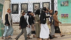أنصار الحوثيين يسيرون أمام ملصقات لبعض كبار العلماء الإيرانيين الذين قتلوا في الغارات الإسرائيلية، في صنعاء، اليمن، الاثنين 13 يوليو 2026. 