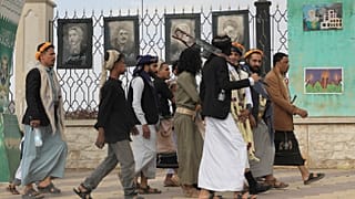 أنصار الحوثيين يسيرون أمام ملصقات لبعض كبار العلماء الإيرانيين الذين قتلوا في الغارات الإسرائيلية، في صنعاء، اليمن، الاثنين 13 يوليو 2026. 
