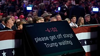 Cartel en el teleprompter antes del mitin de Donald Trump en el Desert Diamond Arena, el 23 de agosto de 2024, en Glendale, Arizona. (Foto AP/Evan Vucci)
