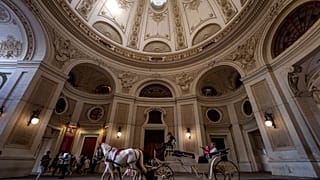 Personas viajan en un carruaje tirado por caballos, en Viena, Austria, el jueves 26 de septiembre de 2024.