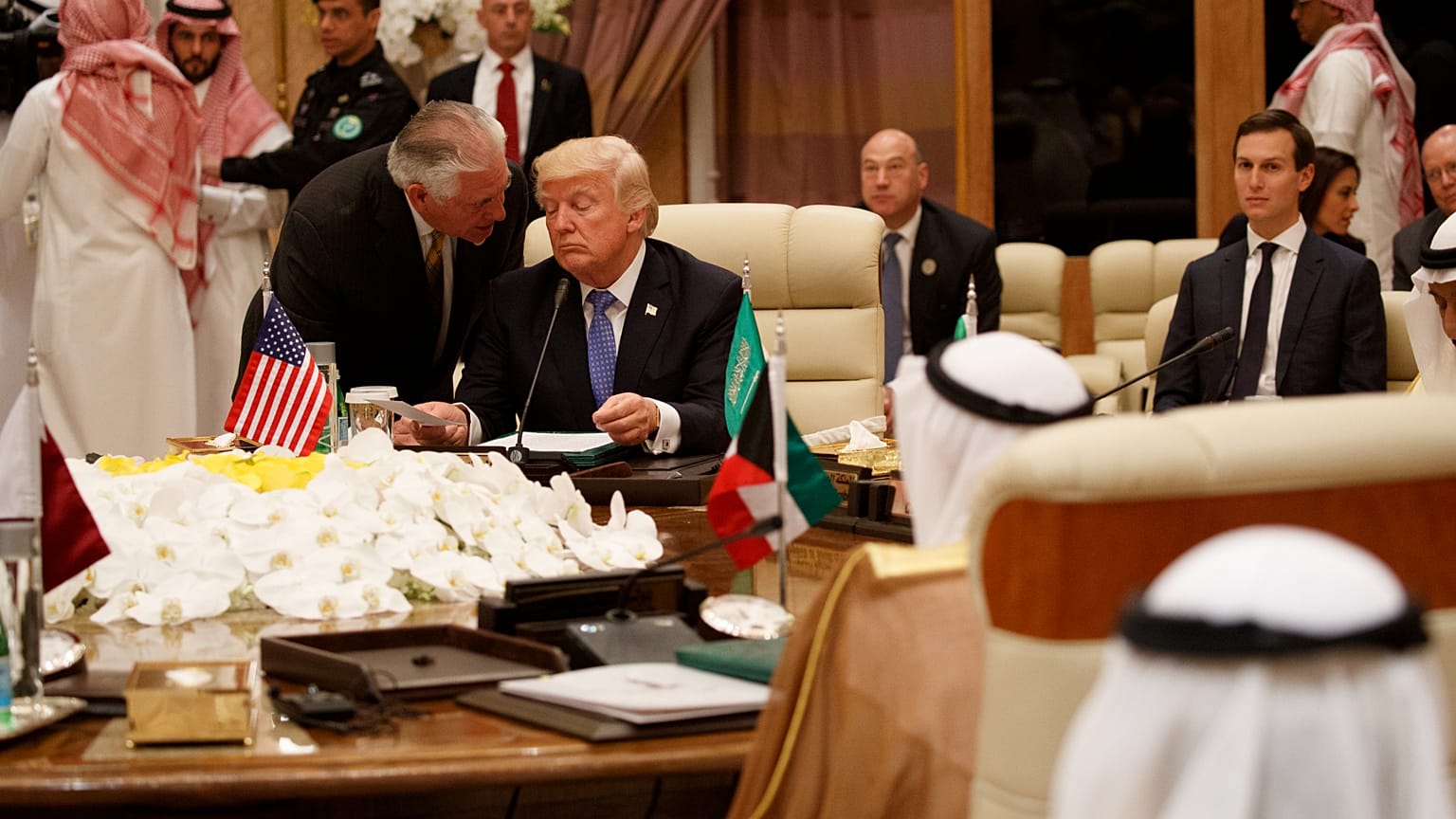 الرئيس الأمريكي دونالد ترامب ووزير خارجيته آنذاك ريكس تيلرسون خلال قمة مجلس التعاون الخليجي في الرياض، بتاريخ 21 مايو 2017.