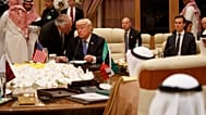 الرئيس الأمريكي دونالد ترامب ووزير خارجيته آنذاك ريكس تيلرسون خلال قمة مجلس التعاون الخليجي في الرياض، بتاريخ 21 مايو 2017.