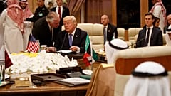 الرئيس الأمريكي دونالد ترامب ووزير خارجيته آنذاك ريكس تيلرسون خلال قمة مجلس التعاون الخليجي في الرياض، بتاريخ 21 مايو 2017.