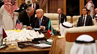الرئيس الأمريكي دونالد ترامب ووزير خارجيته آنذاك ريكس تيلرسون خلال قمة مجلس التعاون الخليجي في الرياض، بتاريخ 21 مايو 2017.
