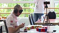Gözleri bağlıyken Rubik küplerini çözen adam,