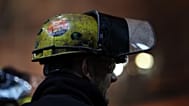 Φωτογραφία αρχείου: αυτοκόλλητο «Save our Steel» στο κράνος εργαζομένου σε υψικάμινο του εργοστασίου British Steel στο Σκάνθορπ, Αγγλία. 15 Απριλίου 2025