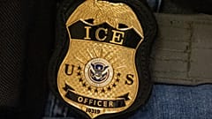 Foto der Dienstmarke eines Agenten der US-Einwanderungs- und Zollbehörde