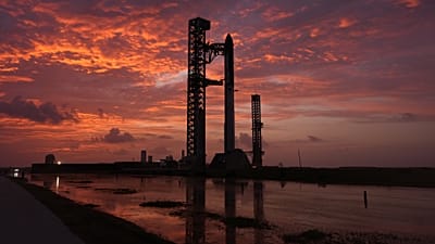 Il mega razzo Starship di SpaceX viene preparato per un volo di prova da Starbase, Texas, giovedì 16 luglio 2026. (Foto AP/Eric Gay)