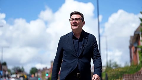 Andy Burnham mosolyog egy kampánylátogatás során Ashton-in-Makerfieldben a közelgő időközi választás előtt Manchesterben, Angliában, 2026. június 9-én, kedden.