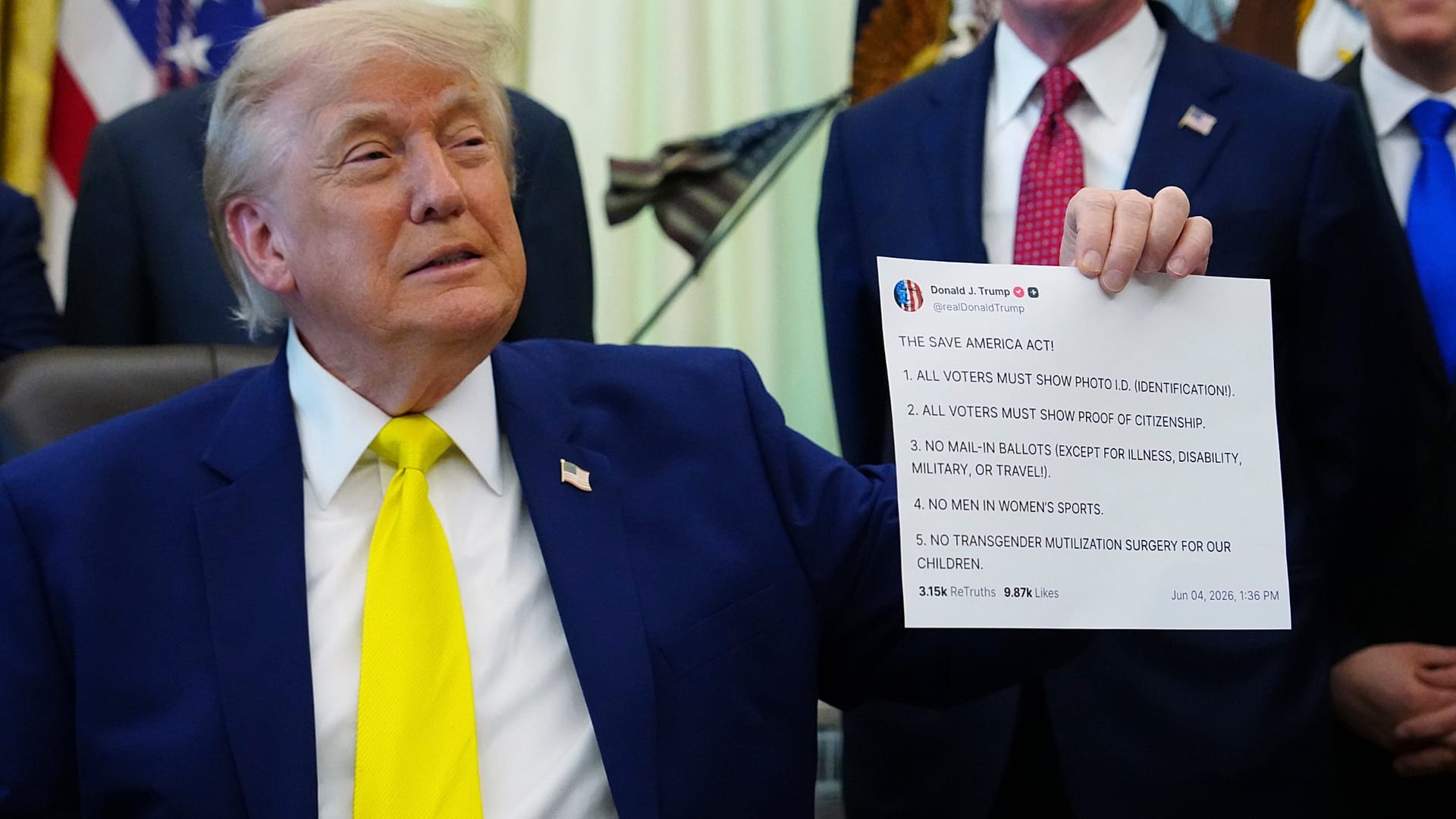Prezydent Donald Trump pokazuje zdjęcie z konta File - Truth Social podczas wydarzenia o węglu 4 czerwca 2026 r. w Gabinecie Owalnym Białego Domu w Waszyngtonie