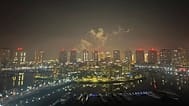 Fumo degli intercettori visibile sopra Doha, 17 luglio 2026