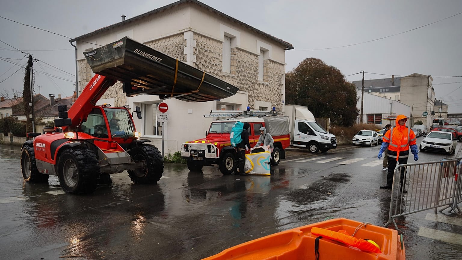 Des secouristes en action après le passage de la tempête Pedro en France, le 18 février 2026.