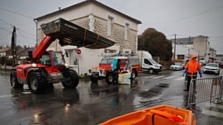 Des secouristes en action après le passage de la tempête Pedro en France, le 18 février 2026.