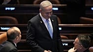 رئيس الوزراء الإسرائيلي بنيامين نتنياهو، في الوسط، يصافح وزير الخارجية جدعون سار، على اليمين، قبل خطاب الرئيس الأرجنتيني خافيير ميلي في الكنيست، البرلمان الإسرائيلي،   2025