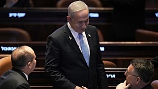 رئيس الوزراء الإسرائيلي بنيامين نتنياهو، في الوسط، يصافح وزير الخارجية جدعون سار، على اليمين، قبل خطاب الرئيس الأرجنتيني خافيير ميلي في الكنيست، البرلمان الإسرائيلي،   2025