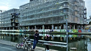 Varias personas permanecen junto al canal de l'Ourcq en Pantin, al este de París, el miércoles 12 de noviembre de 2014.