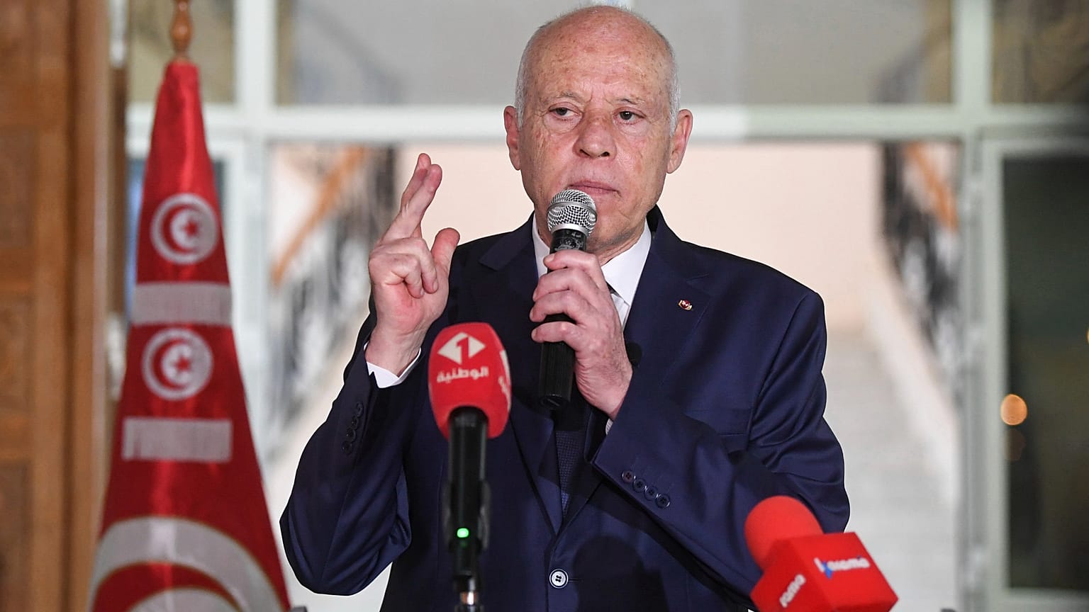 الرئيس التونسي قيس سعيد يلوح للمواطنين التونسيين أثناء إلقائه كلمة خلال زيارته إلى سيدي بوزيد، تونس، الاثنين 20 سبتمبر 2021.
