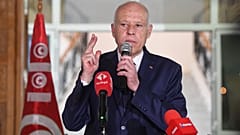 الرئيس التونسي قيس سعيد يلوح للمواطنين التونسيين أثناء إلقائه كلمة خلال زيارته إلى سيدي بوزيد، تونس، الاثنين 20 سبتمبر 2021.