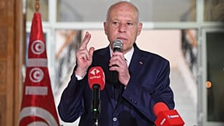 الرئيس التونسي قيس سعيد يلوح للمواطنين التونسيين أثناء إلقائه كلمة خلال زيارته إلى سيدي بوزيد، تونس، الاثنين 20 سبتمبر 2021.