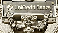 Archivo - El logotipo del banco UniCredit se ve en la sede de la entidad en el centro de Milán, Italia, el domingo 5 de octubre de 2008