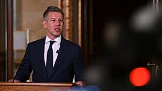 Premier Węgier Péter Magyar w gmachu parlamentu w Budapeszcie
