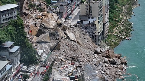 En esta foto difundida por Xinhua, los equipos de rescate trabajan en la zona del corrimiento de tierras de Pengshui, en Chongqing, suroeste de China.