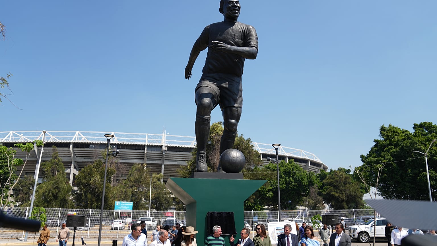 يقف تمثال لاعب كرة القدم البرازيلي بيليه بعد الكشف عنه خارج ملعب خاليسكو في غوادالاخارا بالمكسيك، 21 مايو 2026. (AP Photo/Refugio Ruiz، ملف)