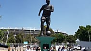 يقف تمثال لاعب كرة القدم البرازيلي بيليه بعد الكشف عنه خارج ملعب خاليسكو في غوادالاخارا بالمكسيك، 21 مايو 2026. (AP Photo/Refugio Ruiz، ملف)