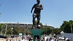 يقف تمثال لاعب كرة القدم البرازيلي بيليه بعد الكشف عنه خارج ملعب خاليسكو في غوادالاخارا بالمكسيك، 21 مايو 2026. (AP Photo/Refugio Ruiz، ملف)