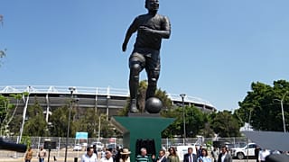 يقف تمثال لاعب كرة القدم البرازيلي بيليه بعد الكشف عنه خارج ملعب خاليسكو في غوادالاخارا بالمكسيك، 21 مايو 2026. (AP Photo/Refugio Ruiz، ملف)