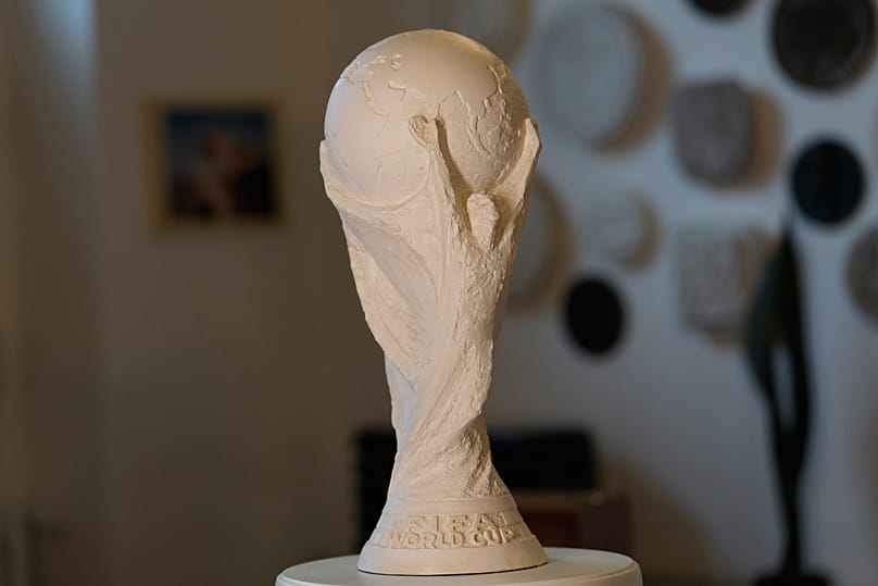 La scultura originale in gesso della Coppa del Mondo è esposta nel magazzino del defunto scultore Silvio Gazzaniga a Pioltello, in Italia