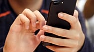 ARCHIV: Eine Person benutzt ein Smartphone in Chicago, am 16. September 2017. (AP Photo, Archiv)
