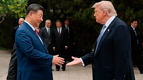 Presidente dos EUA Donald Trump, à direita, aperta a mão ao Presidente chinês Xi Jinping ao sair dos Jardins de Zhongnanhai, em Pequim, sexta-feira, 15 de maio de 2026