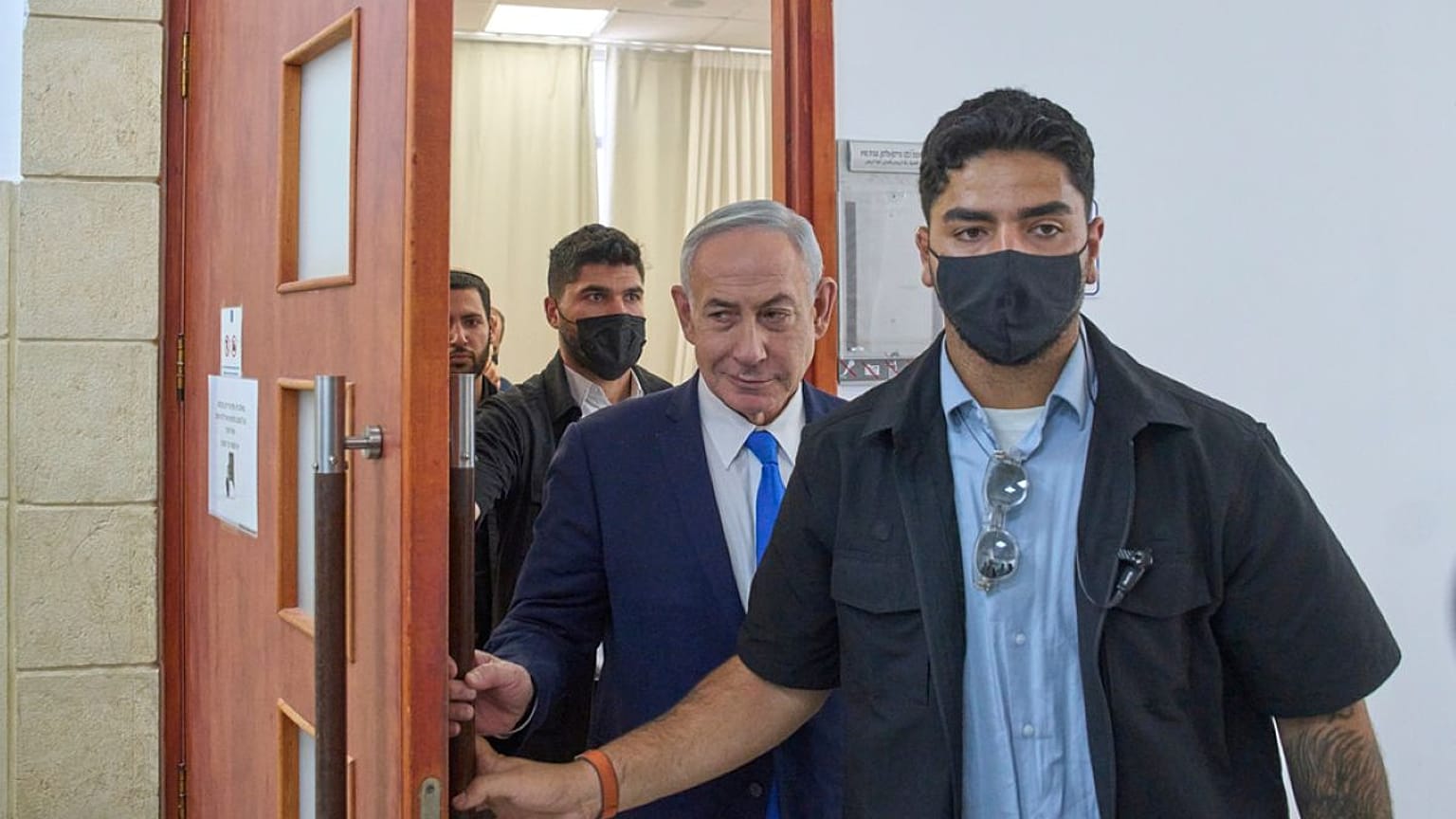  يغادر رئيس الوزراء الإسرائيلي بنيامين نتنياهو قاعة المحكمة بعد جلسة استماع بشأن تهم فساد في المحكمة المركزية في القدس الشرقية، يوم الأربعاء، 15 يوليو 2026.