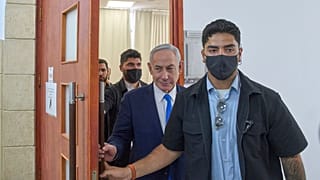  يغادر رئيس الوزراء الإسرائيلي بنيامين نتنياهو قاعة المحكمة بعد جلسة استماع بشأن تهم فساد في المحكمة المركزية في القدس الشرقية، يوم الأربعاء، 15 يوليو 2026.