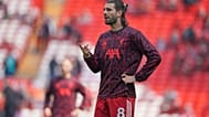 A Liverpool játékosa, Dominik Szoboszlai bemelegít a Liverpool és a Chelsea közötti Premier League-labdarúgó-mérkőzés előtt Liverpoolban, Angliában, 2026. május 9-én