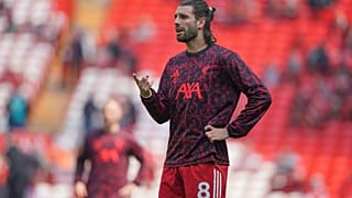 A Liverpool játékosa, Dominik Szoboszlai bemelegít a Liverpool és a Chelsea közötti Premier League-labdarúgó-mérkőzés előtt Liverpoolban, Angliában, 2026. május 9-én