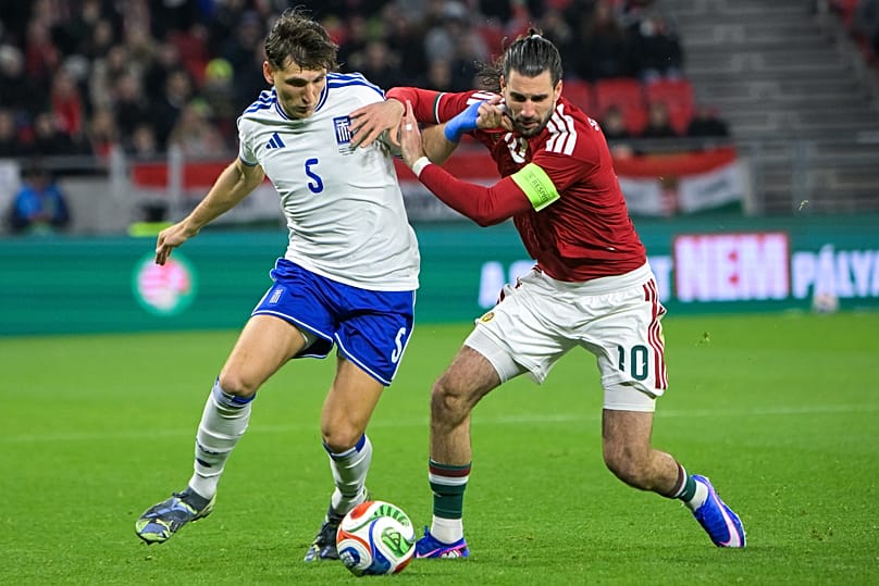 A magyar Dominik Szoboszlai (jobbra) és a görög Panagiotis Retsos a labdáért küzdenek a Magyarország és Görögország közötti barátságos labdarúgó-mérkőzésen, Budapesten, 2026. 