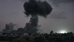 يتصاعد الدخان نحو السماء عقب ضربة عسكرية إسرائيلية استهدفت مخيم المغازي للاجئين وسط قطاع غزة، يوم الأربعاء 15 يوليو/تموز 2026.