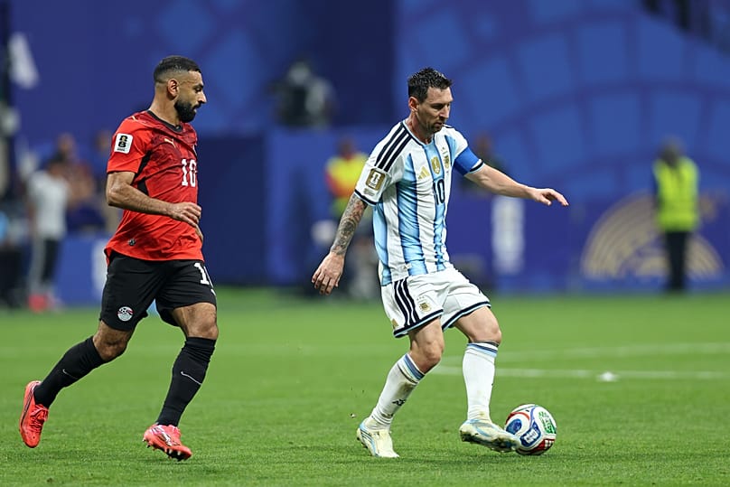 ليونيل ميسي يسيطر على الكرة أمام محمد صلاح خلال مواجهة الأرجنتين ومصر في دور الـ16 من كأس العالم، في 7 يوليو 2026.