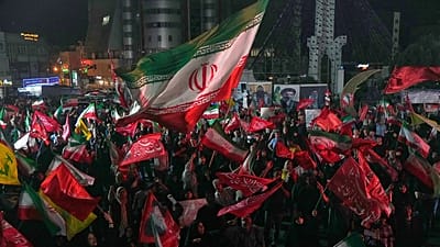 Manifestantes progubernamentales se reúnen en una plaza de Teherán, viernes 17 de julio de 2026.